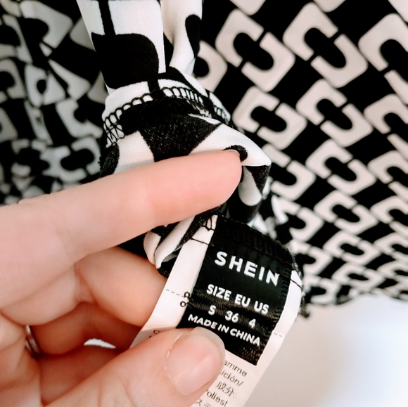 Shein patterned black and white long sleeve one shoulder top size small - Picture 3 of 4